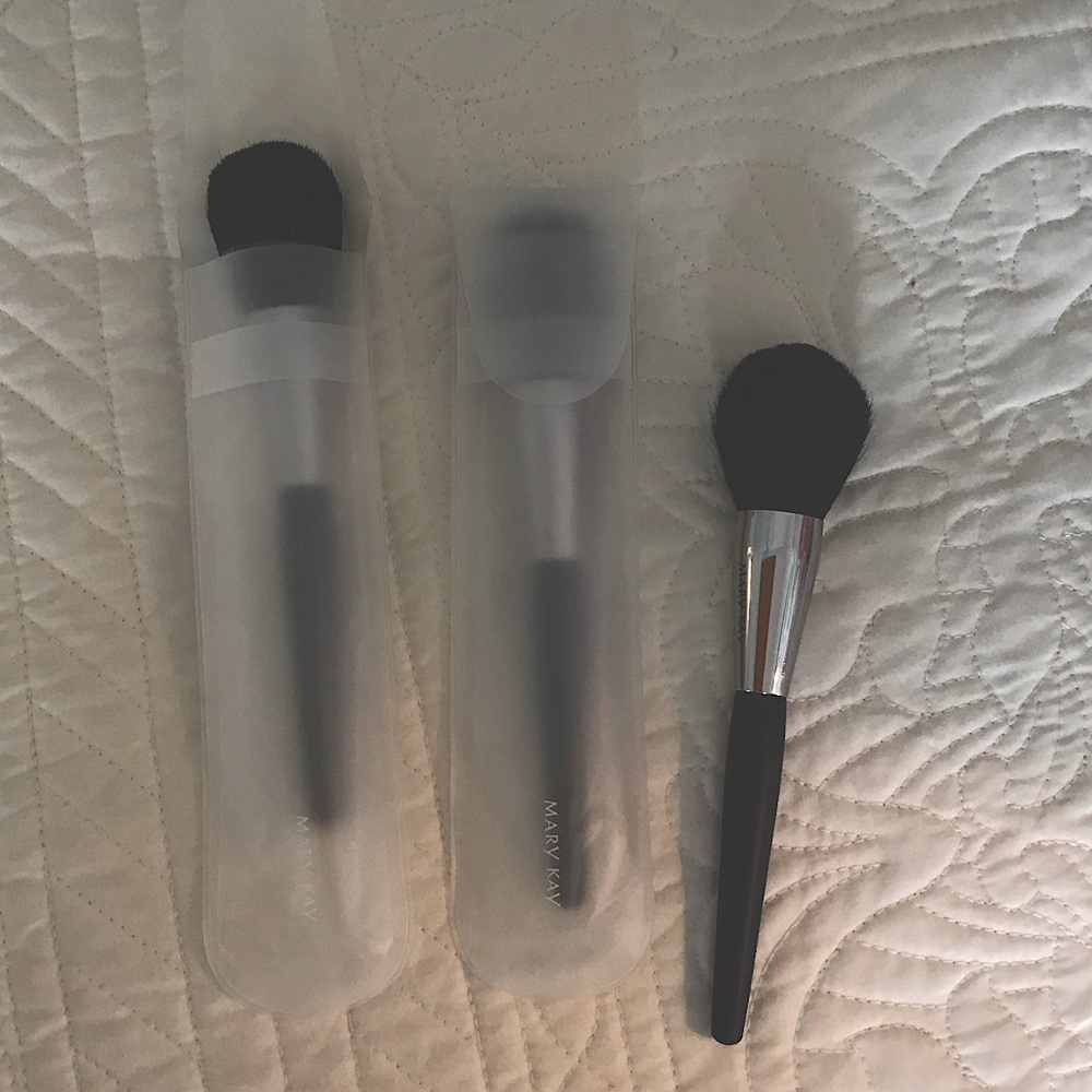 Mary Kay (3) powder brushes. New and never used. Listed as a set of 3